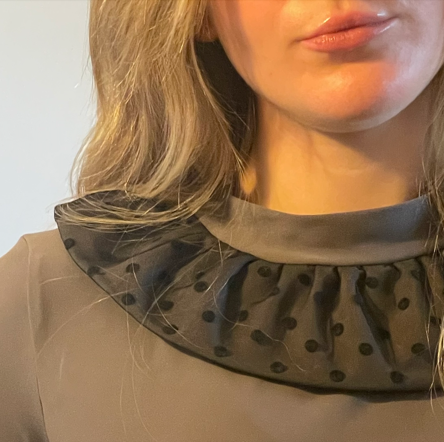 Træningstrøje med prikket mesh og krave – Grå/Sort